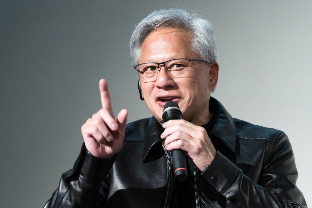 Jensen Huang 接 Trump 直播来电，用未发布的 Apple 折叠手机