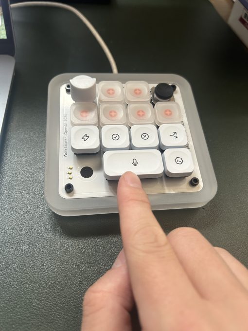 OpenAI 发布首款硬件设备 Micro 键盘，售价 230 美元