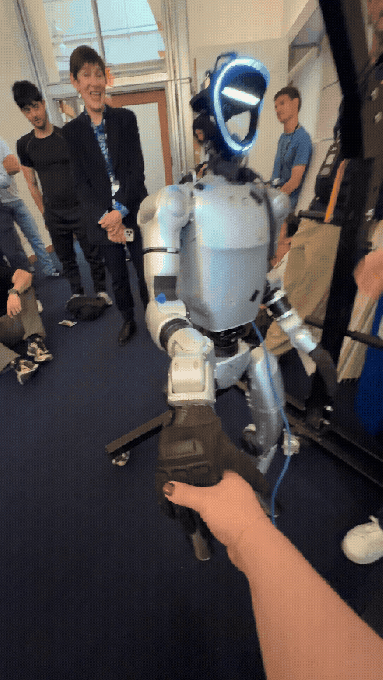 研究：人类为何本能地把 AI 当人对待