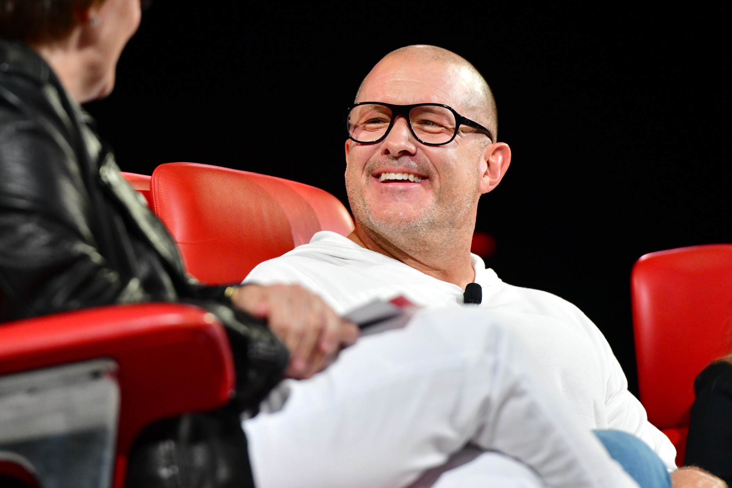 OpenAI 与 Jony Ive 的首款合作设备据悉为冰球大小智能音箱