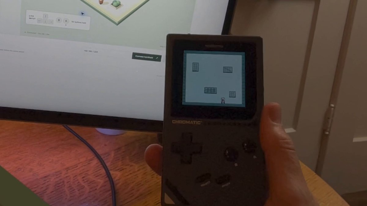 ModRetro Chromatic 掌机更新 ESP32 固件启用 Wi-Fi,与 threejs 网页及 Vision Pro 双向联动