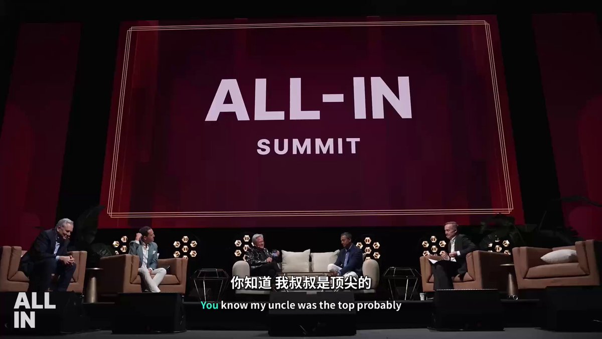 调侃特朗普自称'懂 AI',引黄仁勋访谈现场接听其电话的片段