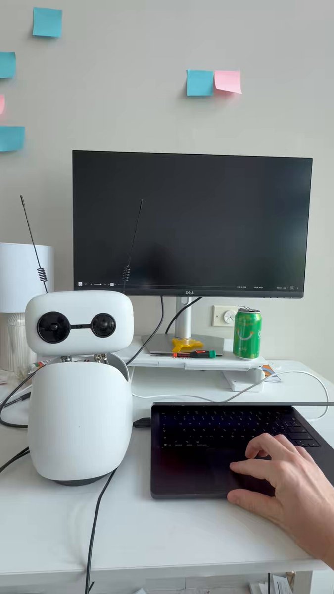 转发 Hugging Face 的 Reachy mini 机器人展示,称其无所不能