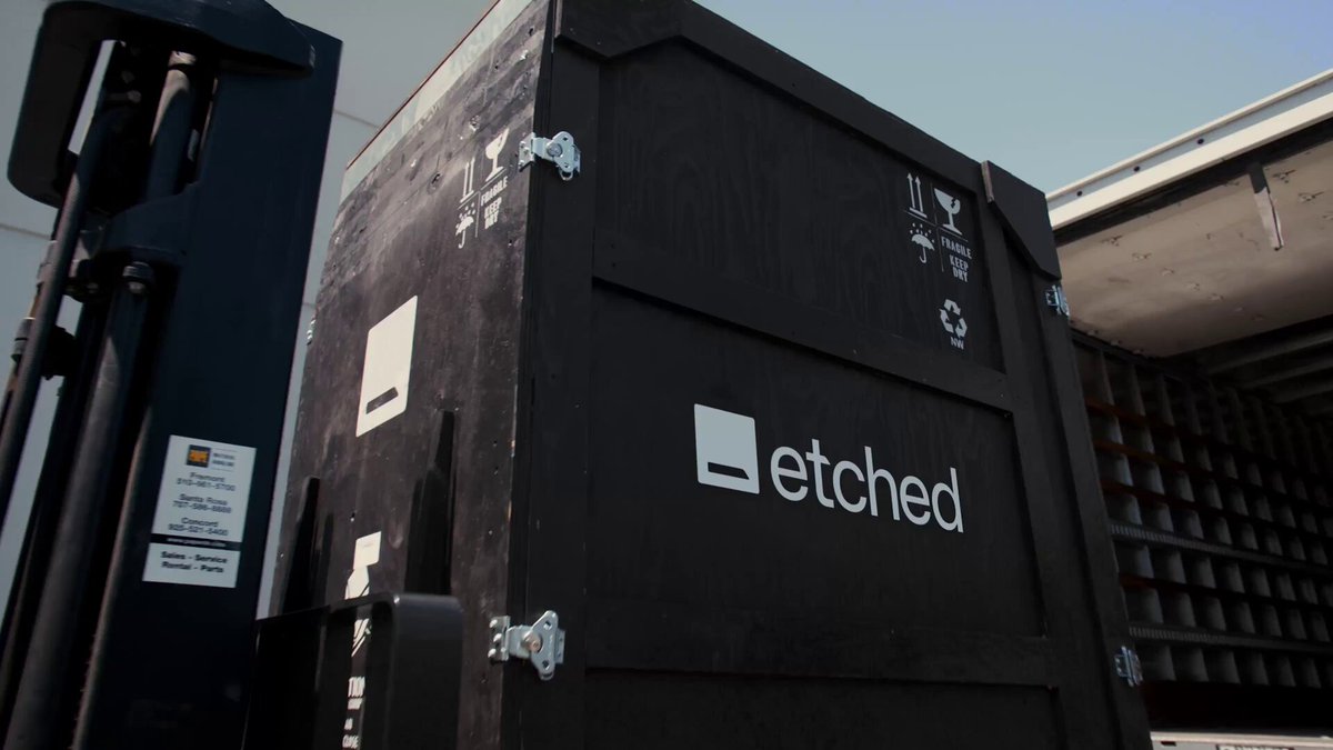 Etched融资7亿美元，估值210亿，并已向Jane Street交付首台机架。
