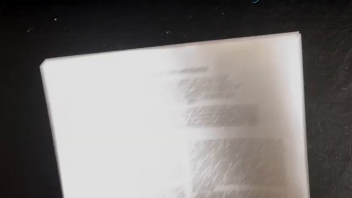 推荐斯坦福数学硕士关于交叉熵的免费讲座，强调语言模型压缩语言而非预测单词