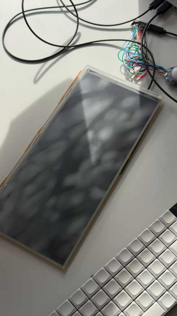 展示电子墨水屏上的 WebGL 焦散渲染与自然光影作品