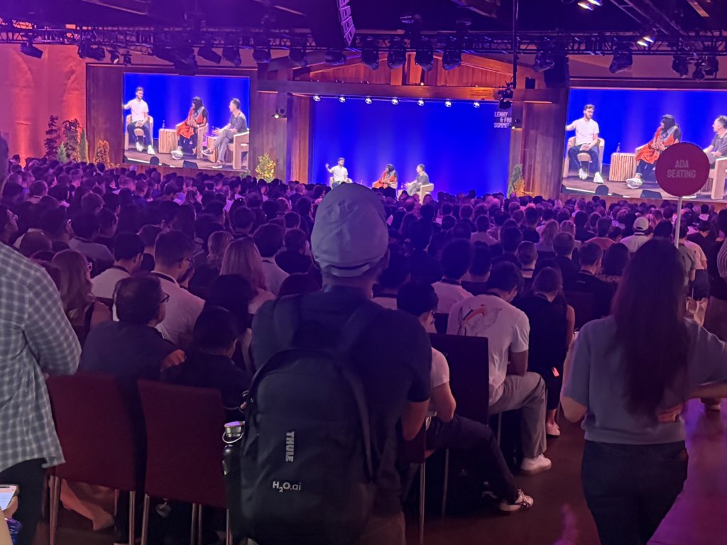 Mike Krieger 与 Ami Vora 的分享会场座无虚席,站满了观众。