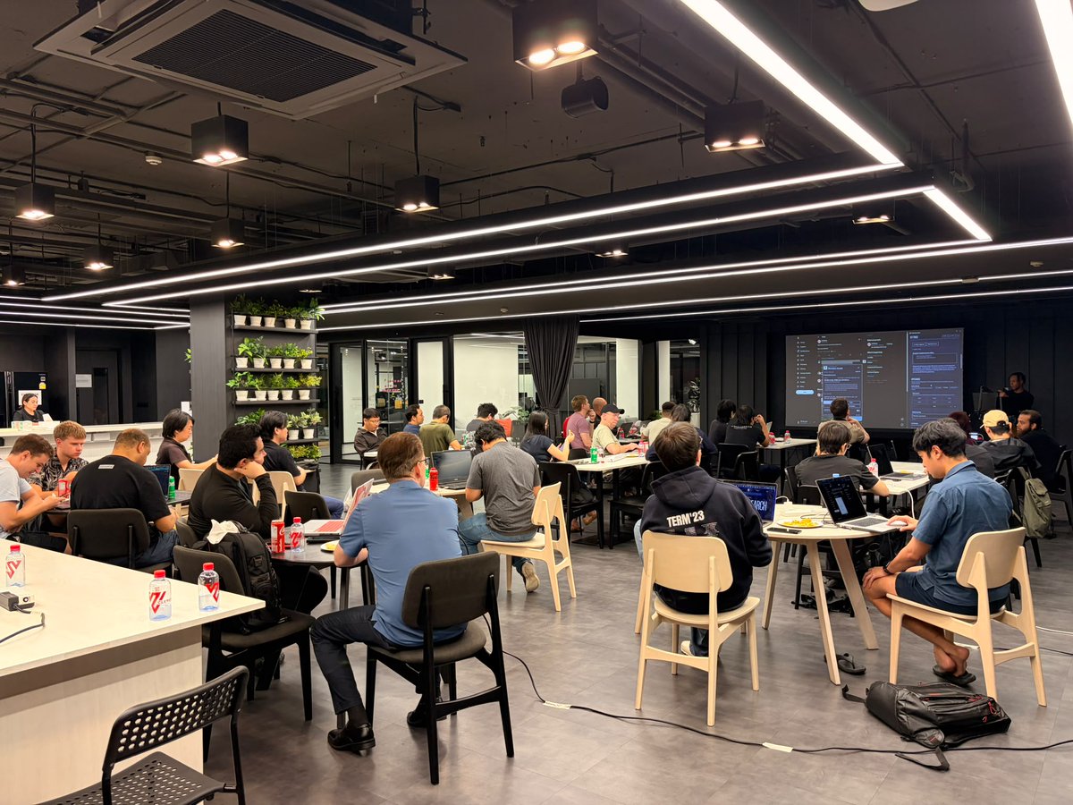 hermes agent 曼谷聚会回顾：170人报名，暴雨中40-50人到场，演示含MiniMax h3