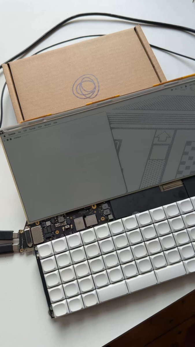 作者演示用 60fps 墨水屏搭建的 macOS writerdeck 原型