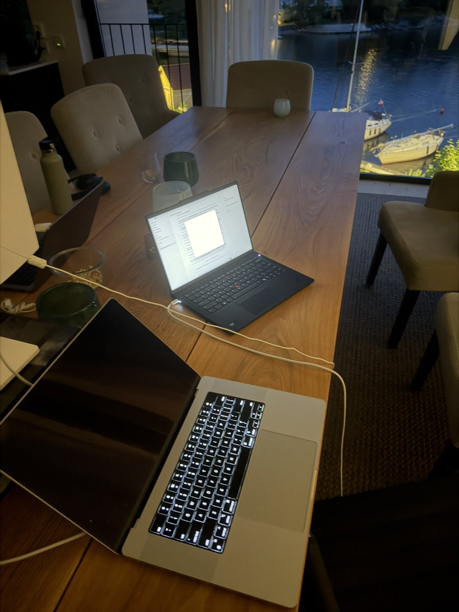 深夜看到为联合创始人买的Windows电脑，用于Codex工作